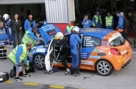 Kennie Frydkjær Jensen (tv) på vej ud af Sally Racing's Clio mens Martin Sally Pedersen (th) står klar til at overtage pladsen.
